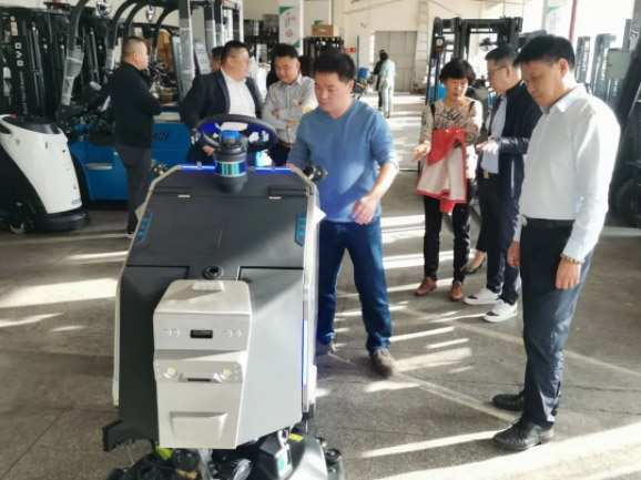 情暖永新昌丨熱烈歡迎廈門總商會舉辦的哈工大會長班同學(xué)光臨廈門永新昌參觀指導(dǎo)。